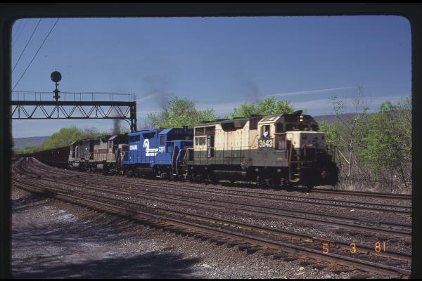 GP35s 3643, 2291, and 3691 with GP40 3253 at Banks, PA