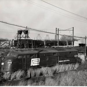 Photograph showing E7 4224, GG1 4881, and GG1 4882 in South Amboy NJ. 12/5/76.