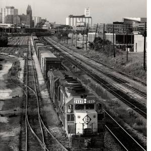 Photograph of GP35 2552 westbound with IHB7 at Akron OH. 7/31/76