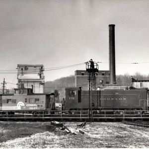 Photograph of DS-4-4-1000 751 and N-5G 18629 on the turntable at Allentown. 12/5/76
