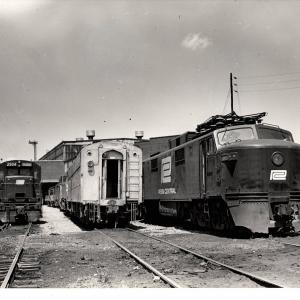 Photograph of E40 4977, Amtrak E8B 451, and U33B 2904 at Harrisburg Engine Terminal. 7/76