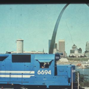 SDP45 6694 at the St. Louis Arch