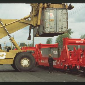 Gunderson Twin-Stack with Burlington Northern unloader