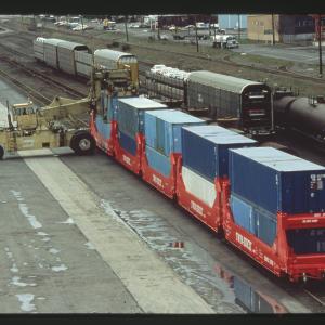 Gunderson Twin-Stack with Burlington Northern unloader