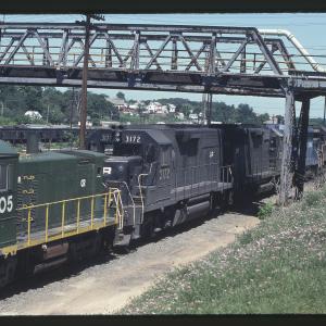 SW1001 9405 and GP40 3172