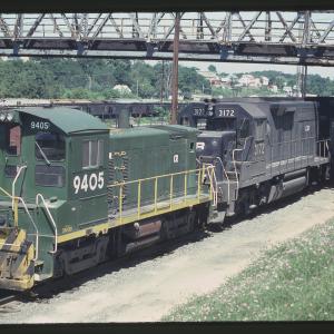 SW1001 9405 and GP40 3172 in Rutherford, PA