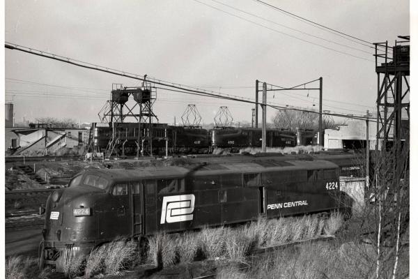 Photograph showing E7 4224, GG1 4881, and GG1 4882 in South Amboy NJ. 12/5/76.