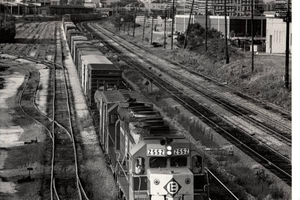 Photograph of GP35 2552 westbound with IHB7 at Akron OH. 7/31/76