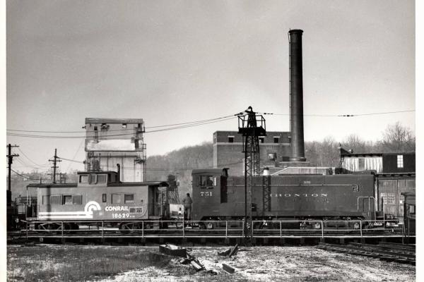 Photograph of DS-4-4-1000 751 and N-5G 18629 on the turntable at Allentown. 12/5/76