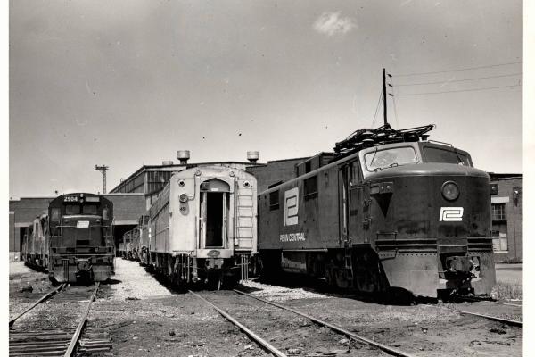 Photograph of E40 4977, Amtrak E8B 451, and U33B 2904 at Harrisburg Engine Terminal. 7/76