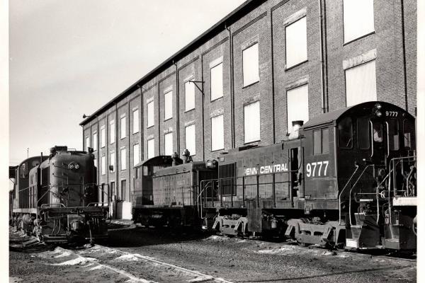 Photograph of S4 9777, SW9 286 and RS3 1707 at E Port shops. 12/5/76