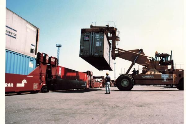 Conrail container crane/forklift
