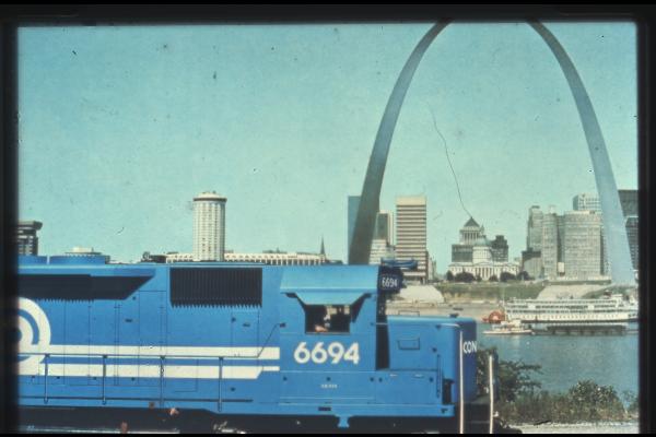 SDP45 6694 at the St. Louis Arch