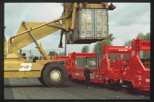 Gunderson Twin-Stack with Burlington Northern unloader