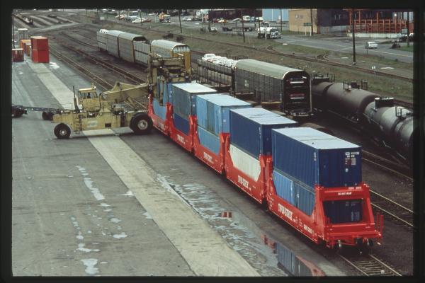 Gunderson Twin-Stack with Burlington Northern unloader