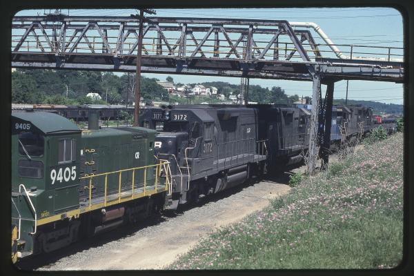 SW1001 9405 and GP40 3172