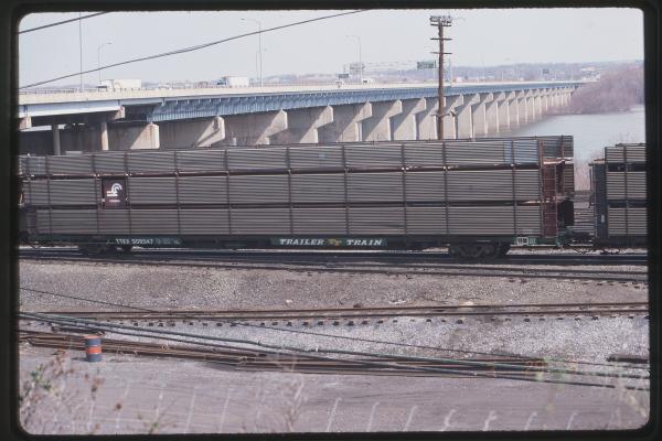 Autorack TTKX 908547 in Enola, PA