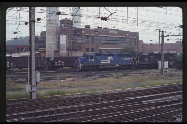 GP40s 3272 and 3242 in Harrisburg, PA