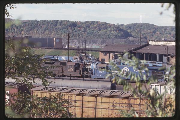 B23-7 1909 and GP38 7813 in Conway, PA