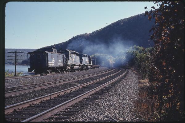 NE6 Caboose 23877, SD40-2 6470, and SD45 6095 in Duncannon, PA