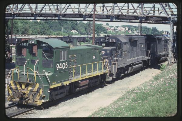 SW1001 9405 and GP40 3172 in Rutherford, PA