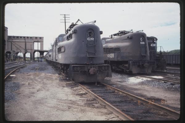 GG1s 4894 and 4828 with GP9 7176 in Rutherford, PA