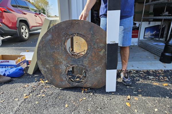 General Railway Signal Co. (GRS) Type D, 2-light signal (lamps missing) with round background, ex-NYC