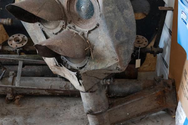 General Railway Signal Co. (GRS) Type G, 3-light signal, with round background and support bracket, ex-NYC