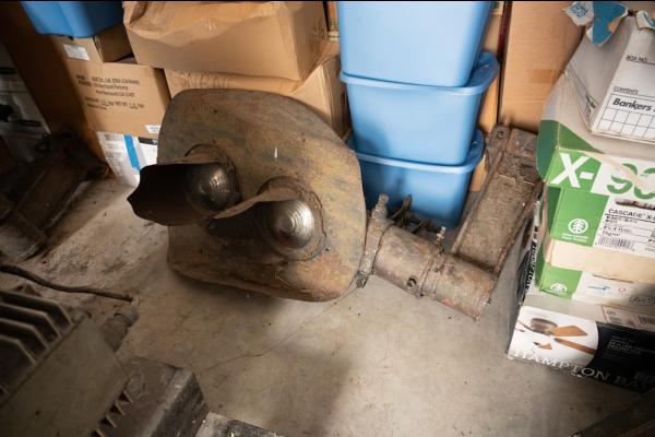 General Railway Signal Co. (GRS) Type D, 2-light signal with round background and support bracket, ex-NYC