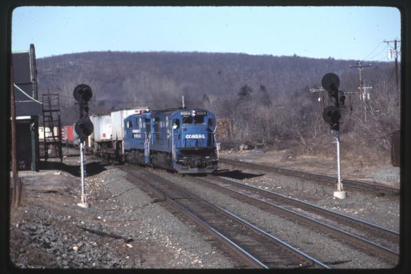 CR 6564 on EB intermodal at Palmer, MA