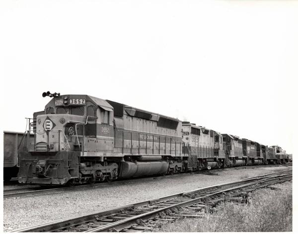 Photograph showing SDP45 3652, GP35 3625 and other units. Rutherford PA. 10/16/76.