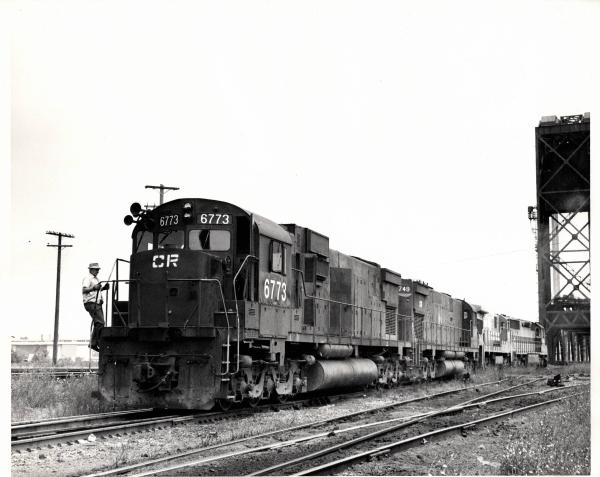 Photograph of C636 6773, C628 6749 and two more units arriving for ore empties at Whiskey Island, Cleveland OH 7/25/77