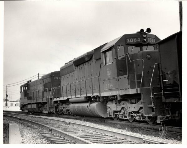 Photograph of SD40 3064 and U23B 2721 leaving Hagerstown Yard. 5/76