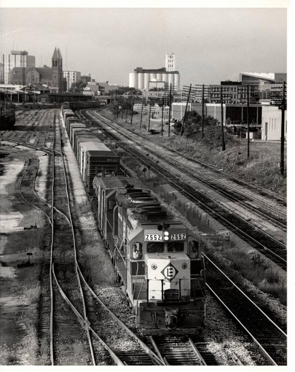 Photograph of GP35 2552 westbound with IHB7 at Akron OH. 7/31/76