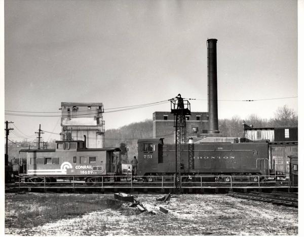 Photograph of DS-4-4-1000 751 and N-5G 18629 on the turntable at Allentown. 12/5/76
