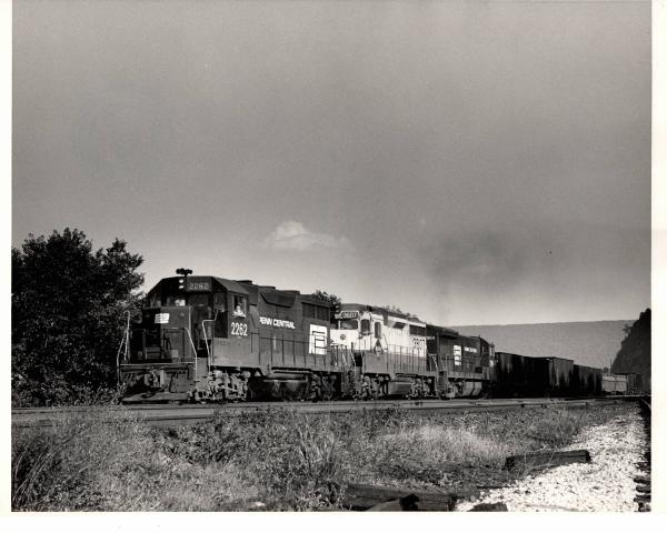 Photograph of GP35 2262, GP30 3607 and U33B 2904 at Duncannon PA. 6/21/76