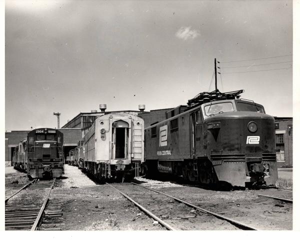 Photograph of E40 4977, Amtrak E8B 451, and U33B 2904 at Harrisburg Engine Terminal. 7/76