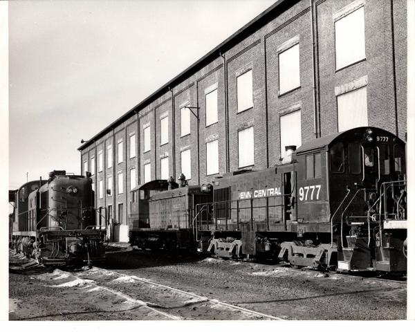 Photograph of S4 9777, SW9 286 and RS3 1707 at E Port shops. 12/5/76