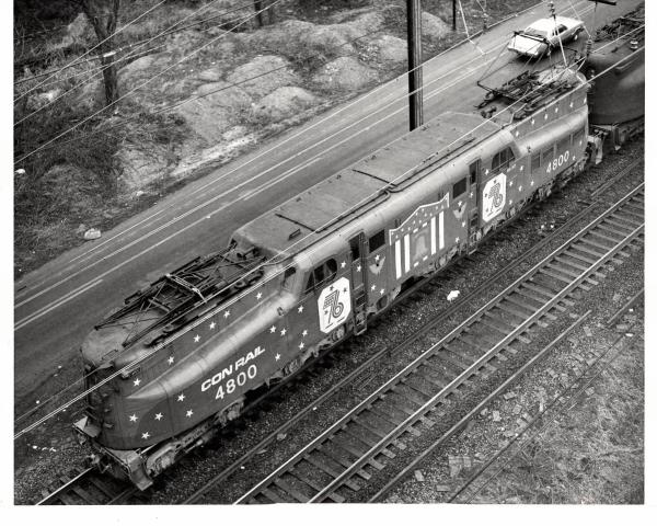Photograph of GG1 4800 in Bicentennial Paint. 2/17/77