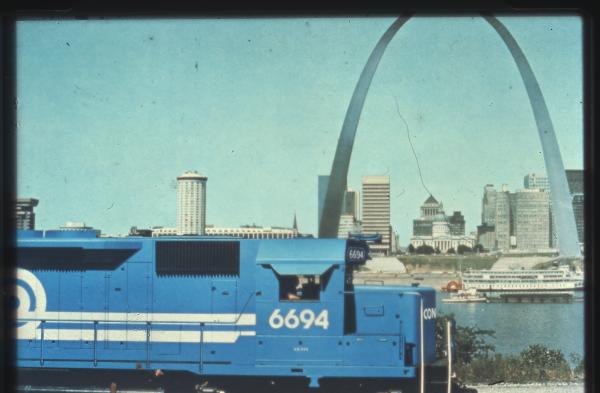 SDP45 6694 at the St. Louis Arch