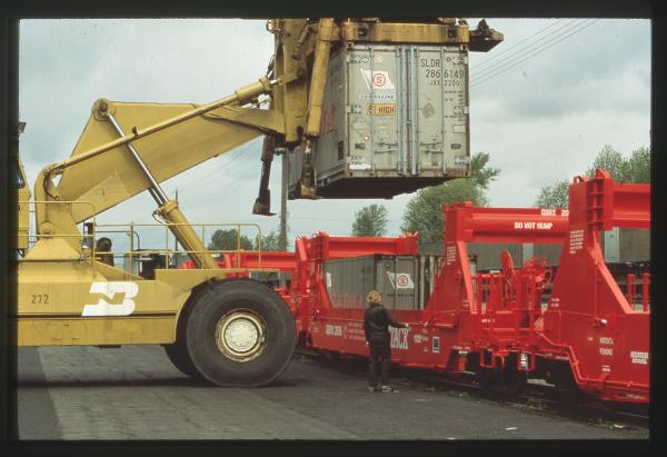 Gunderson Twin-Stack with Burlington Northern unloader