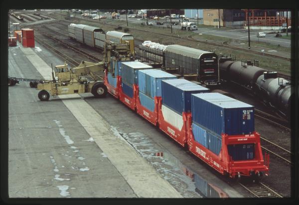 Gunderson Twin-Stack with Burlington Northern unloader