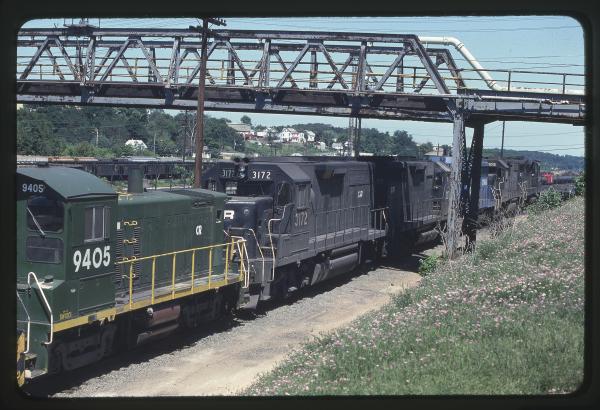 SW1001 9405 and GP40 3172