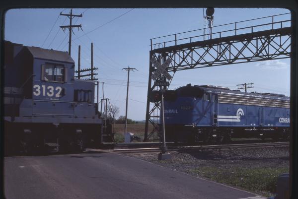 E8 4022 and GP40 3132 in Remora, PA