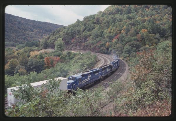GP40-2s 3388 and 3333 at Horseshoe Curve