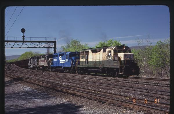 GP35s 3643, 2291, and 3691 with GP40 3253 at Banks, PA