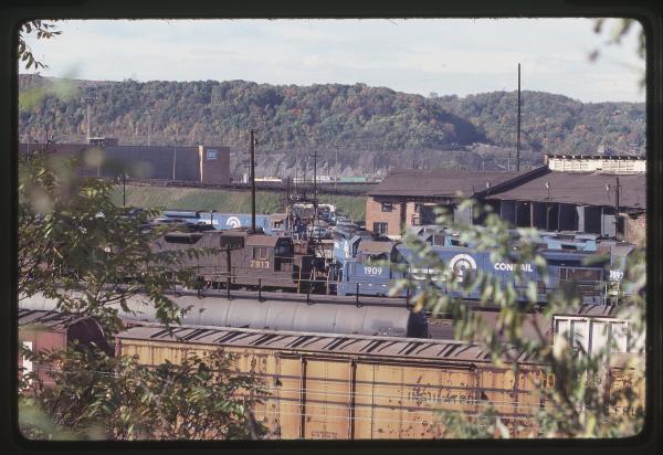 B23-7 1909 and GP38 7813 in Conway, PA