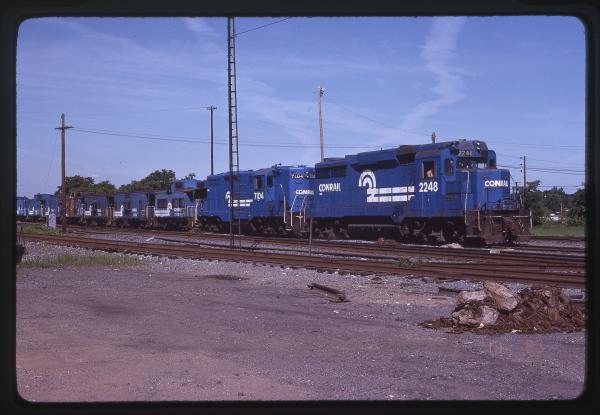 GP30 2248 and GP9 7104 with Stored Cabooses in Rutherford, PA