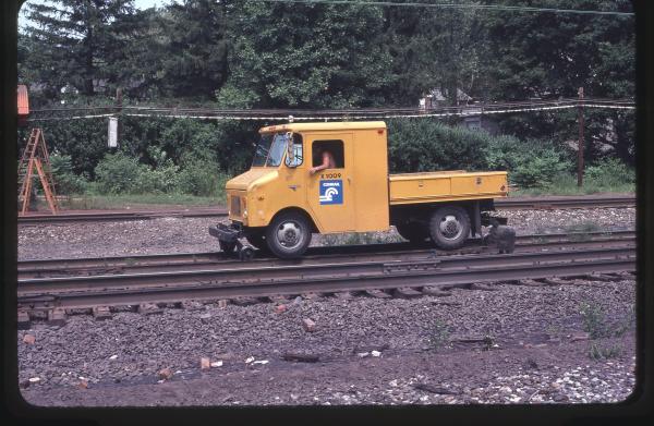 MoW Truck X1009 in Parkesburg, PA