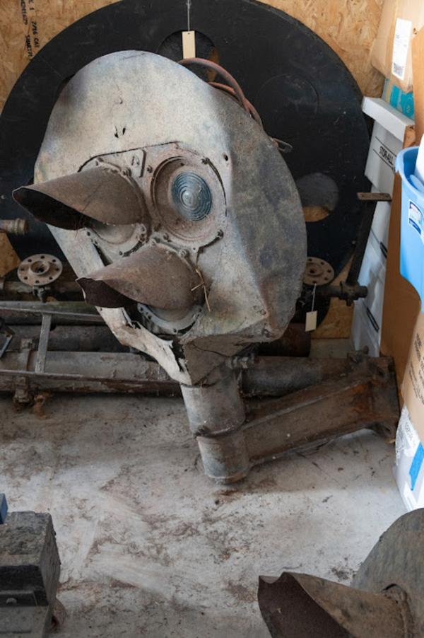General Railway Signal Co. (GRS) Type G, 3-light signal, with round background and support bracket, ex-NYC